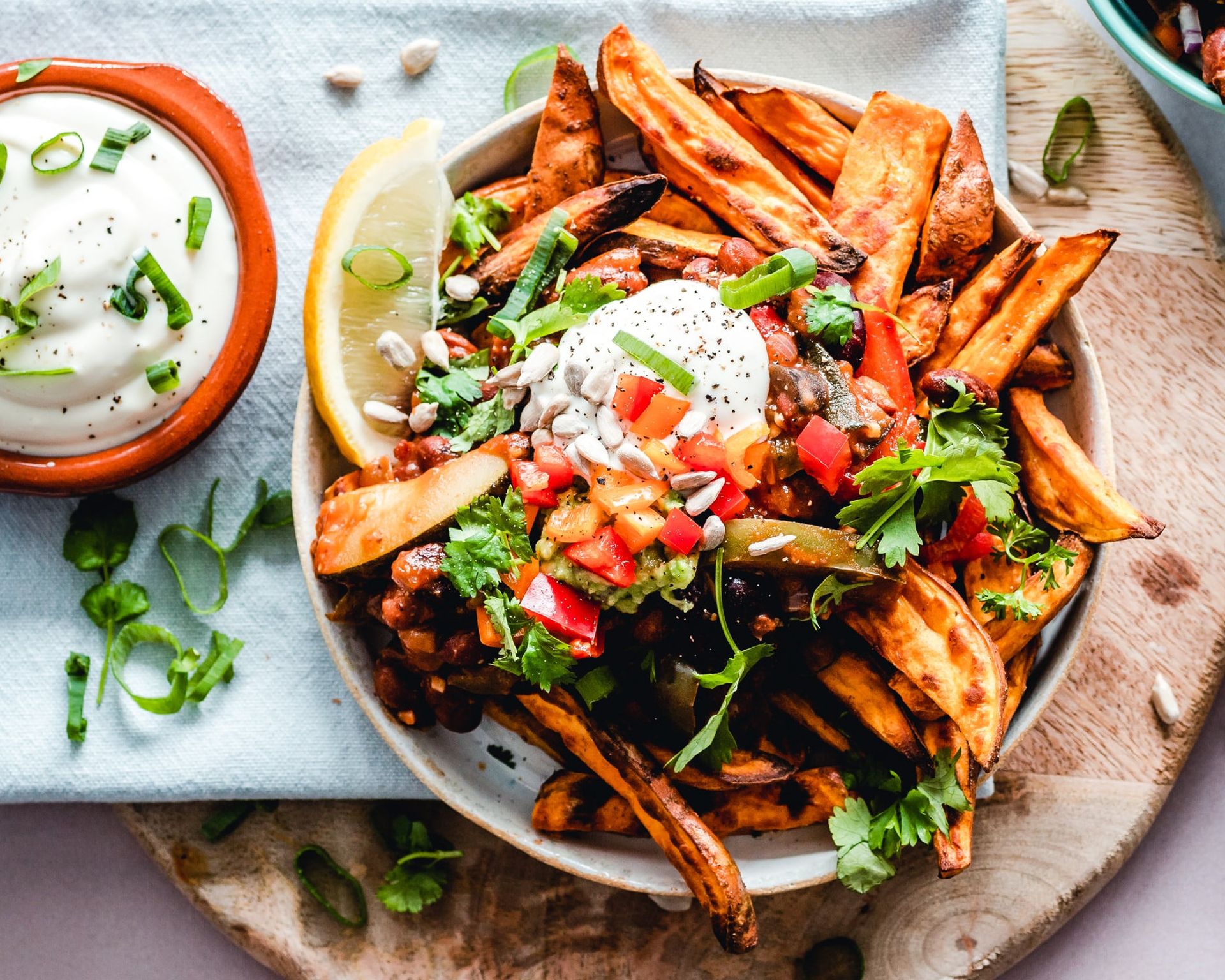 Sladké zemiaky, paradajky, paprika, cibuľka, omáčka, slnečnicové semienka