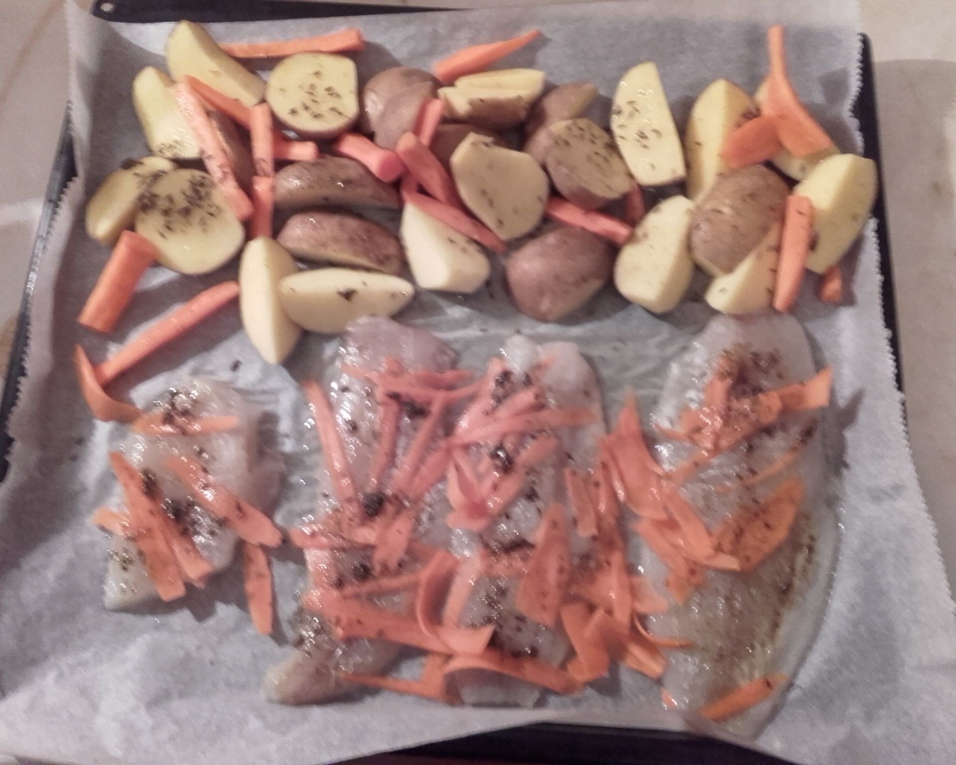 Recept na tresku pečenú na plechu, spolu so zemiakmi a mrkvou