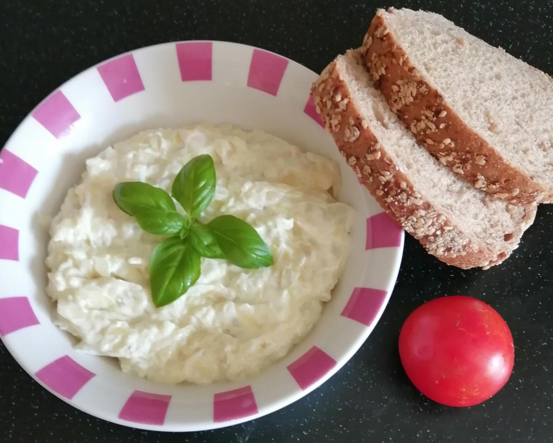 Recept na nátierku z cukety, paradajka, celozrnný chlieb