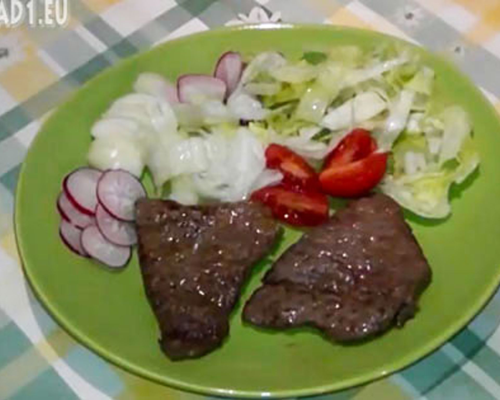 Recept na rezne s citrónom, paradajky, reďkovky a šalát