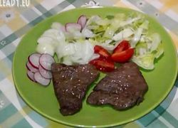 Recept na rezne s citrónom, paradajky, reďkovky a šalát