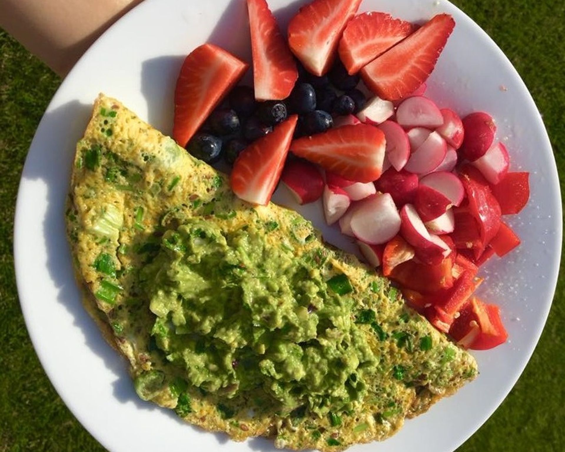 Recept na omeletu s bylinkami a guacamolle, reďkovky, jahody