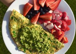 Recept na omeletu s bylinkami a guacamolle, reďkovky, jahody