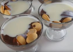 Recept na dvojfarebný puding s piškótou v sklenených pohároch