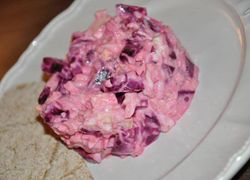 Recept na ružový cviklový šalát s kúskami červenej repy