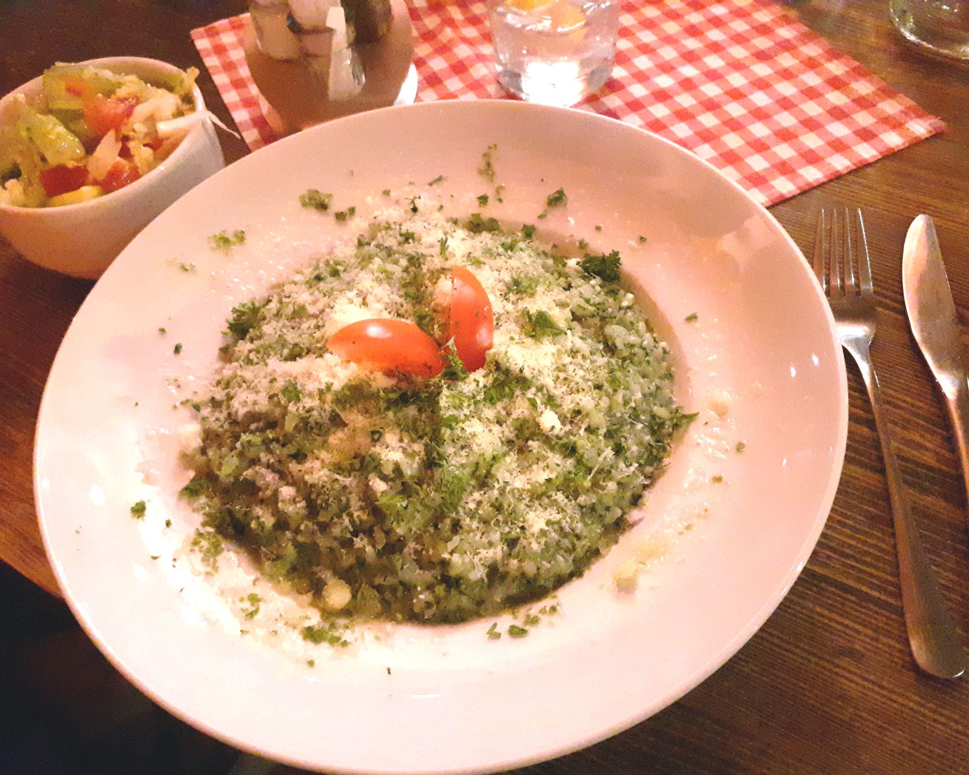 Quinoa so špenátom a parmezánom, paradajky v hlbokom tanieri, posýpka vegánsky syr