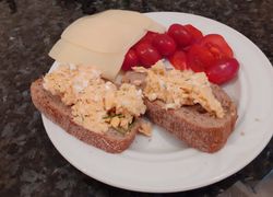 Chlebíky s vajcovou nátierkou, paradajky, plátkový syr