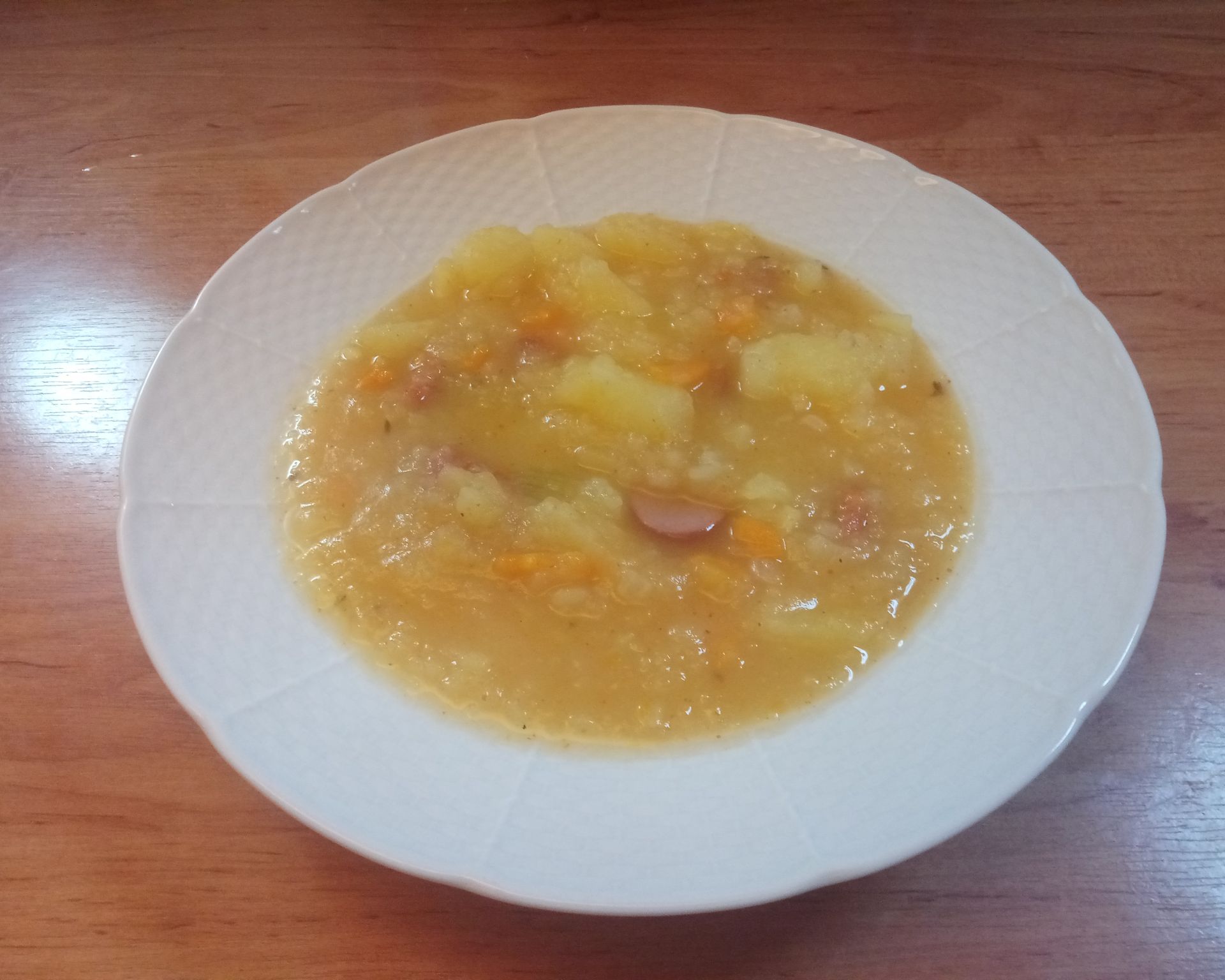 Recept na zemiakový paprikáš v hlbokom bielom tanieri