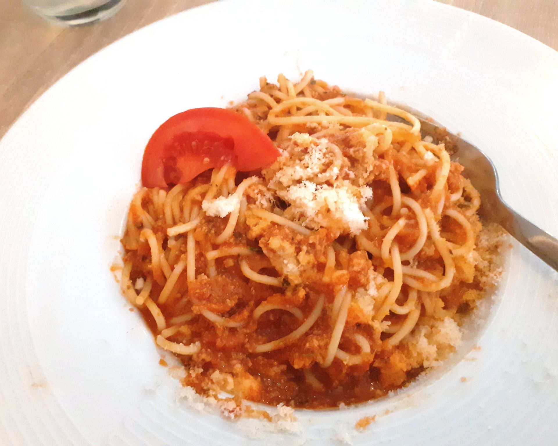 Spaghetti s mäsovo-paradajkovou omáčkou posypané syrom