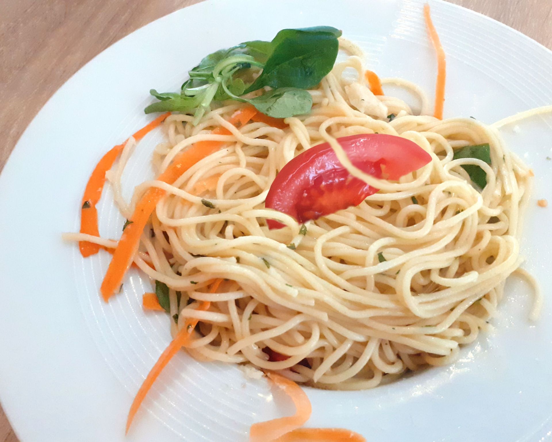Špagety s olivovým olejom, cesnakom, mrkvou, bazalkou a paradajkou