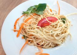 Špagety s olivovým olejom, cesnakom, mrkvou, bazalkou a paradajkou