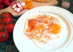 Dve vajíčka s paprikou a korením