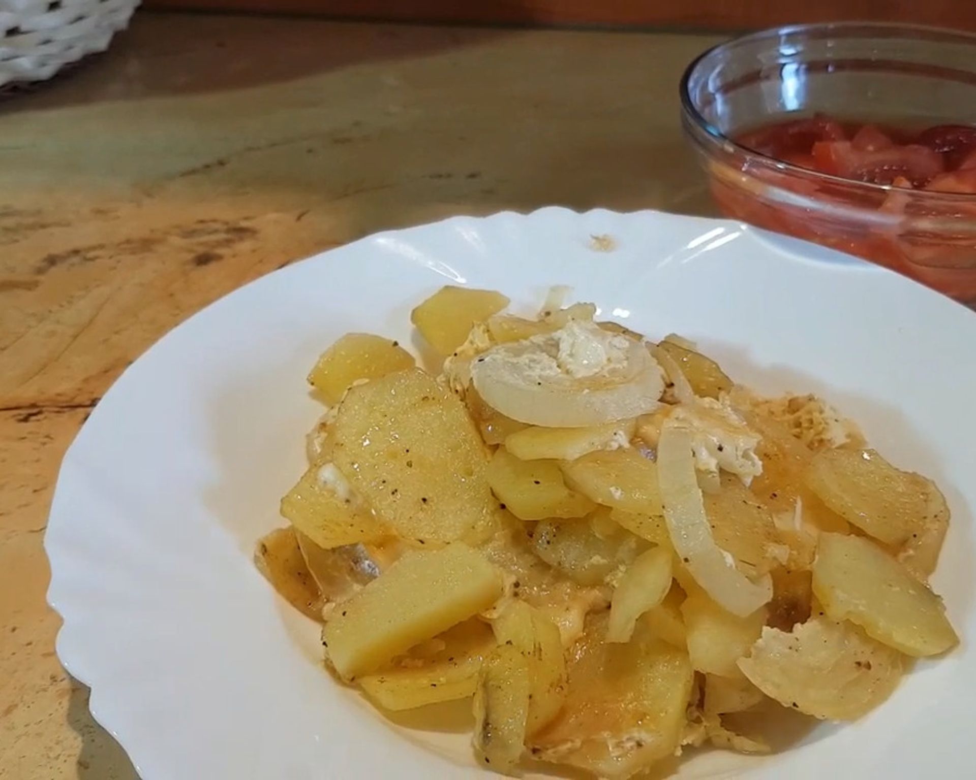 Recept na zapekané zemiaky s mozzarellou a cibuľou