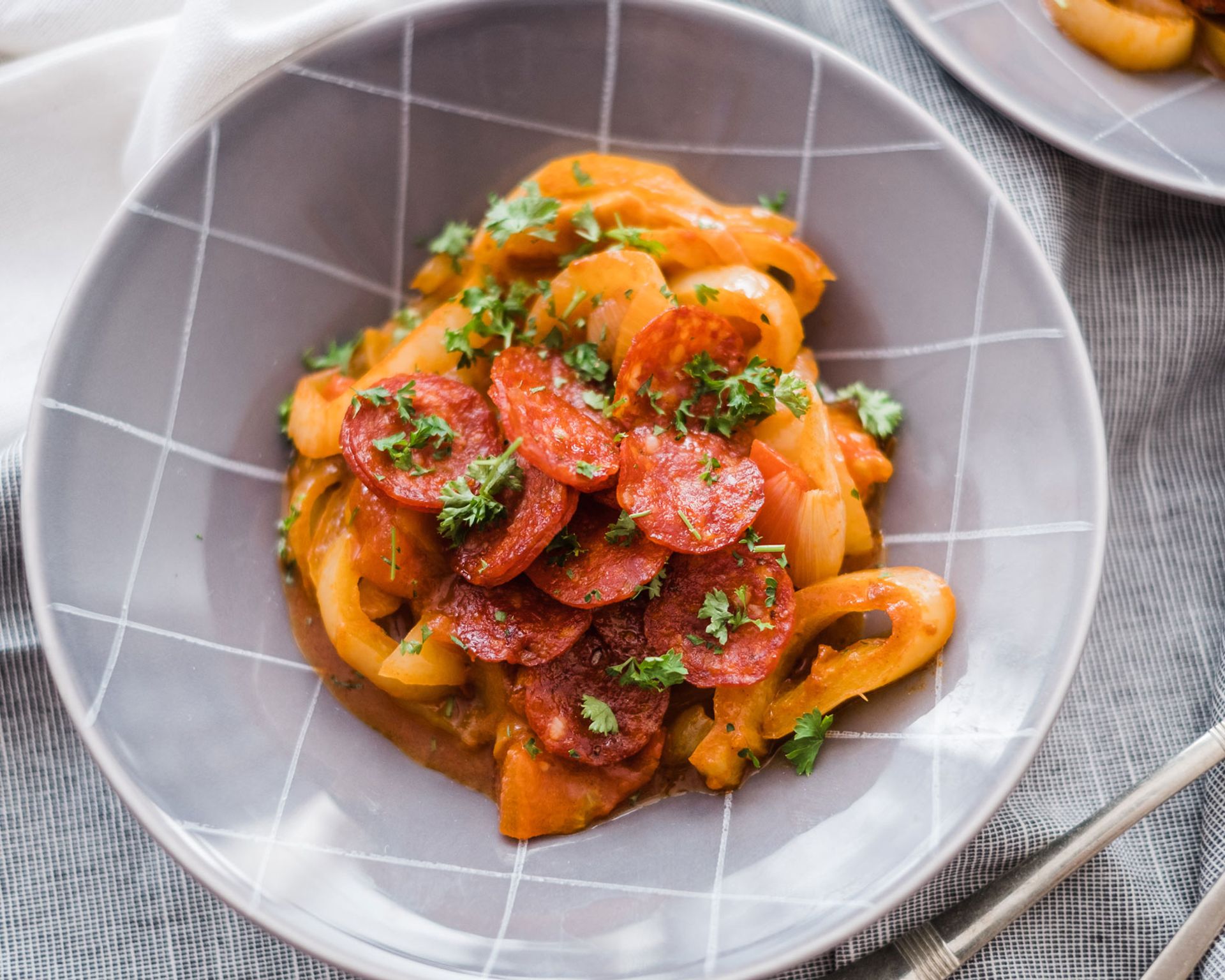 Recept na lečo z čerstvej zeleniny s klobásou na tanieri