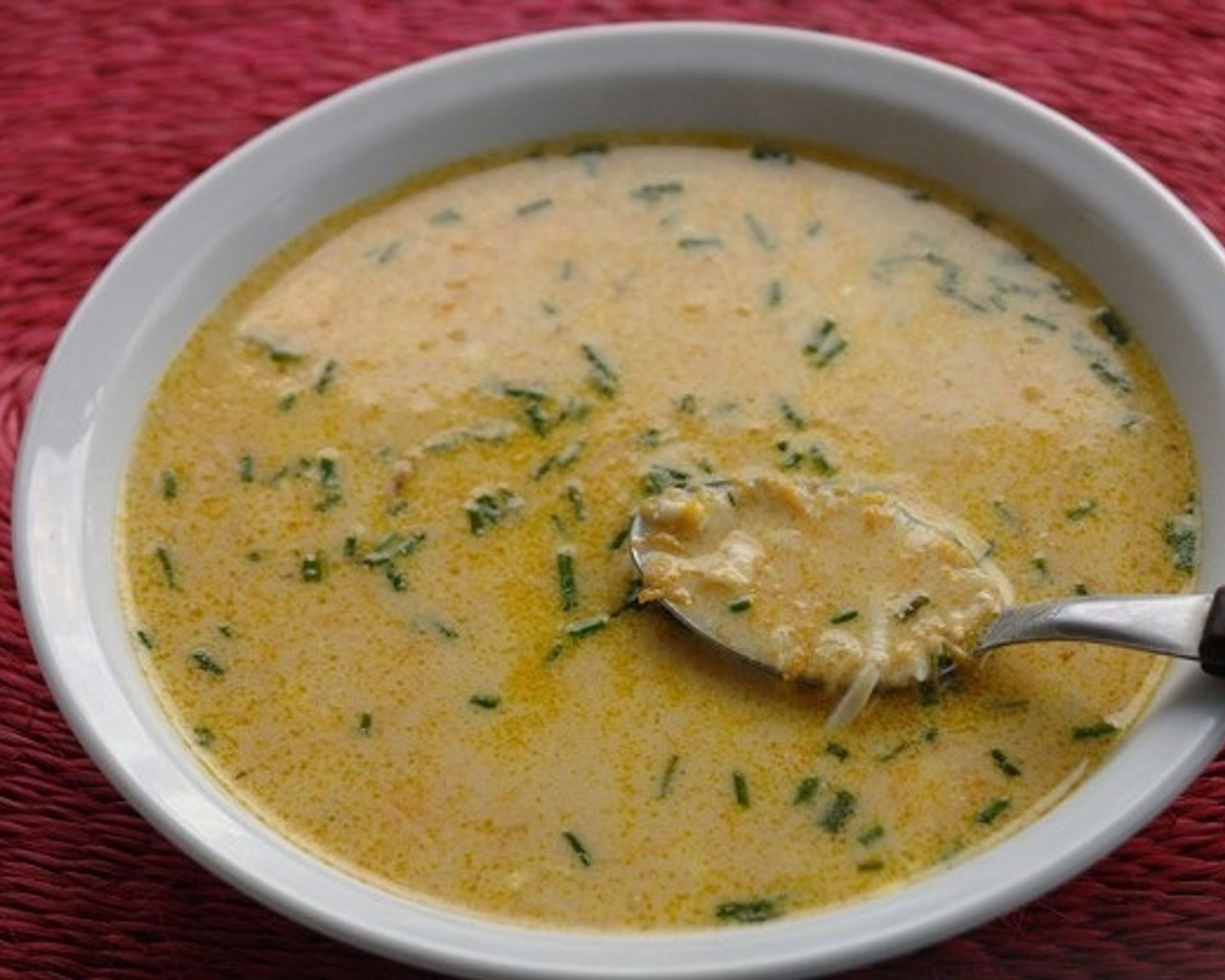 Recept na vajcovú polievku v tanieri s lyžicou