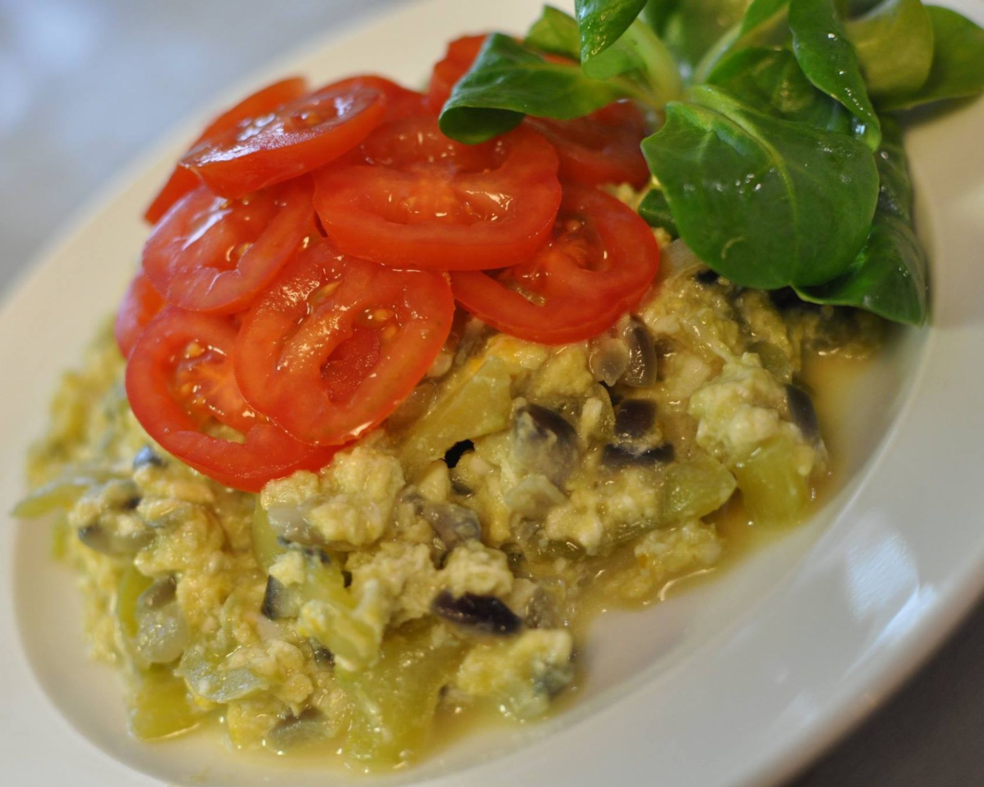 Recept na dusenú zelenú papriku s vajíčkom, paradajkami a šalátom