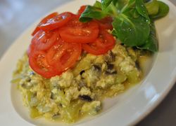 Recept na dusenú zelenú papriku s vajíčkom, paradajkami a šalátom