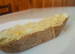 Recept na šunkovú nátierku s vajíčkom, šunková pomazánka na chlebíku, vajcová nátierka na chlebe