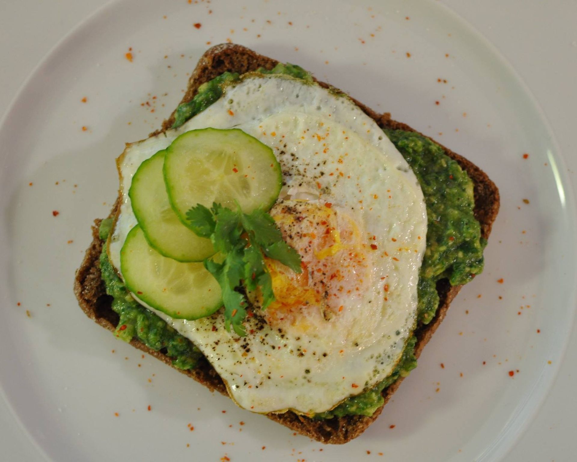 Recept na avokádovú nátierku - chlieb s volským okom a uhorky