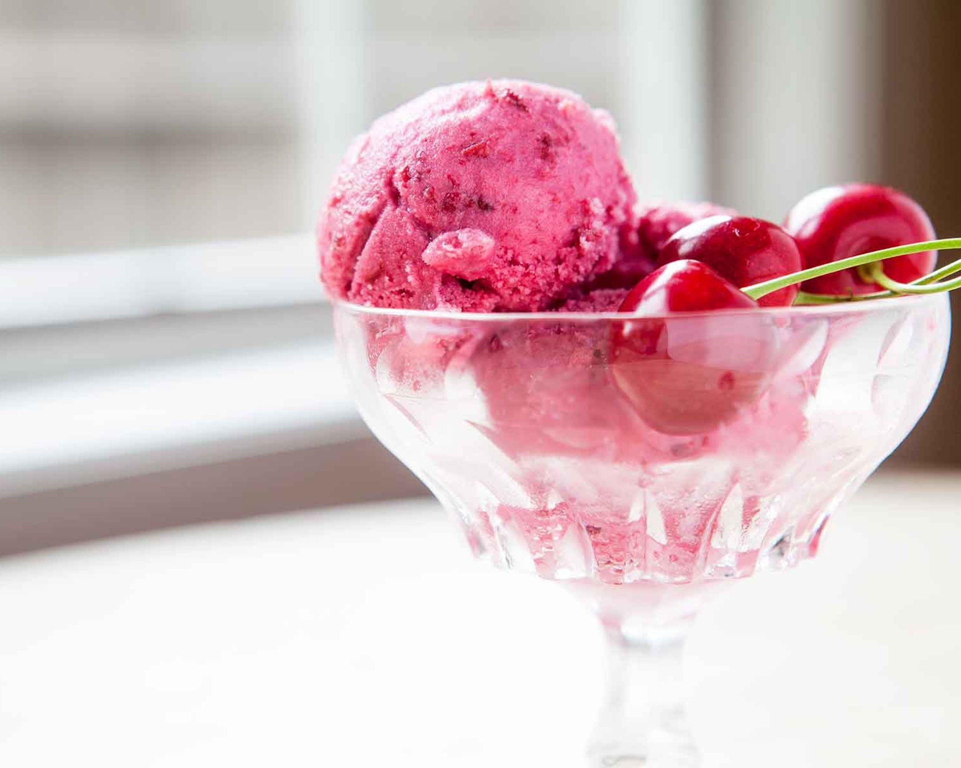 Jogurtová zmrzlina s višňami v sklenom pohári