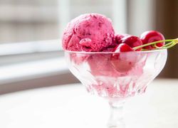 Jogurtová zmrzlina s višňami v sklenom pohári
