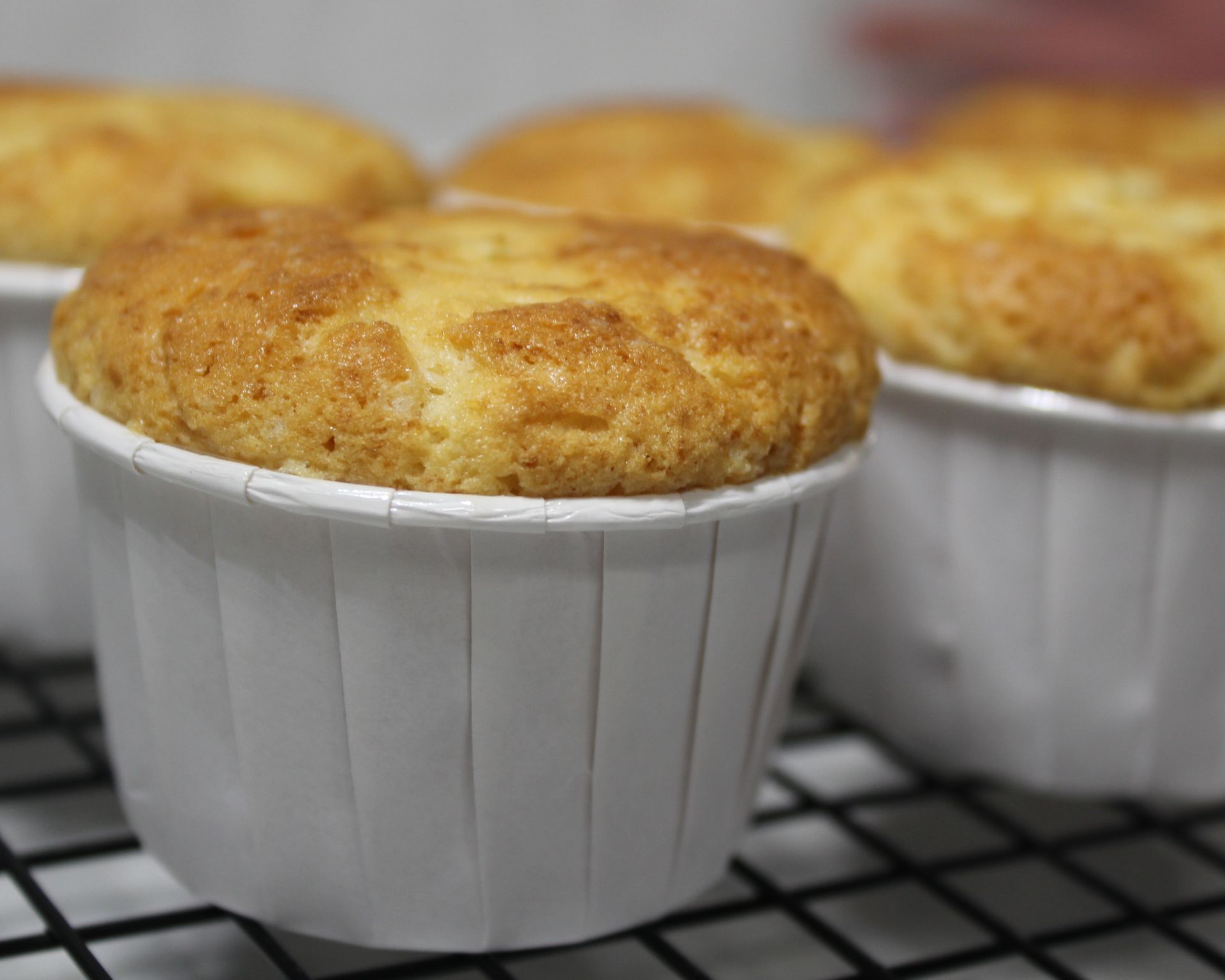 Recept na domáce maffiny, mafiny v košíčkoch, cupcakes na čiernej mriežke