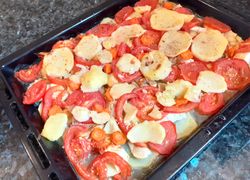 Ryba, paradajky, zemiaky, mrkva okorenené, pečené na plechu