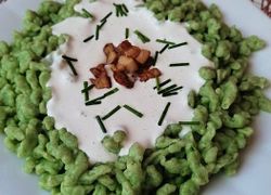 Recept na špenátové halušky so syrovou omáčkou a škvarkami