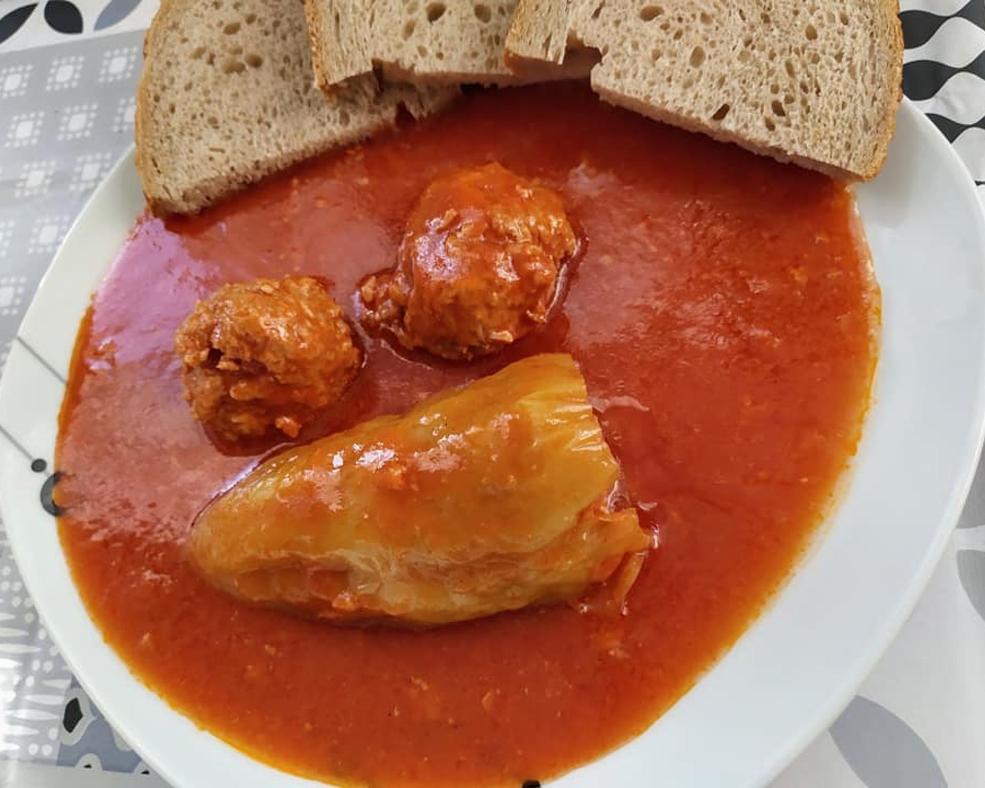 Recept na plnenú papriku s mäsovými guľkami v paradajkovej omáčke