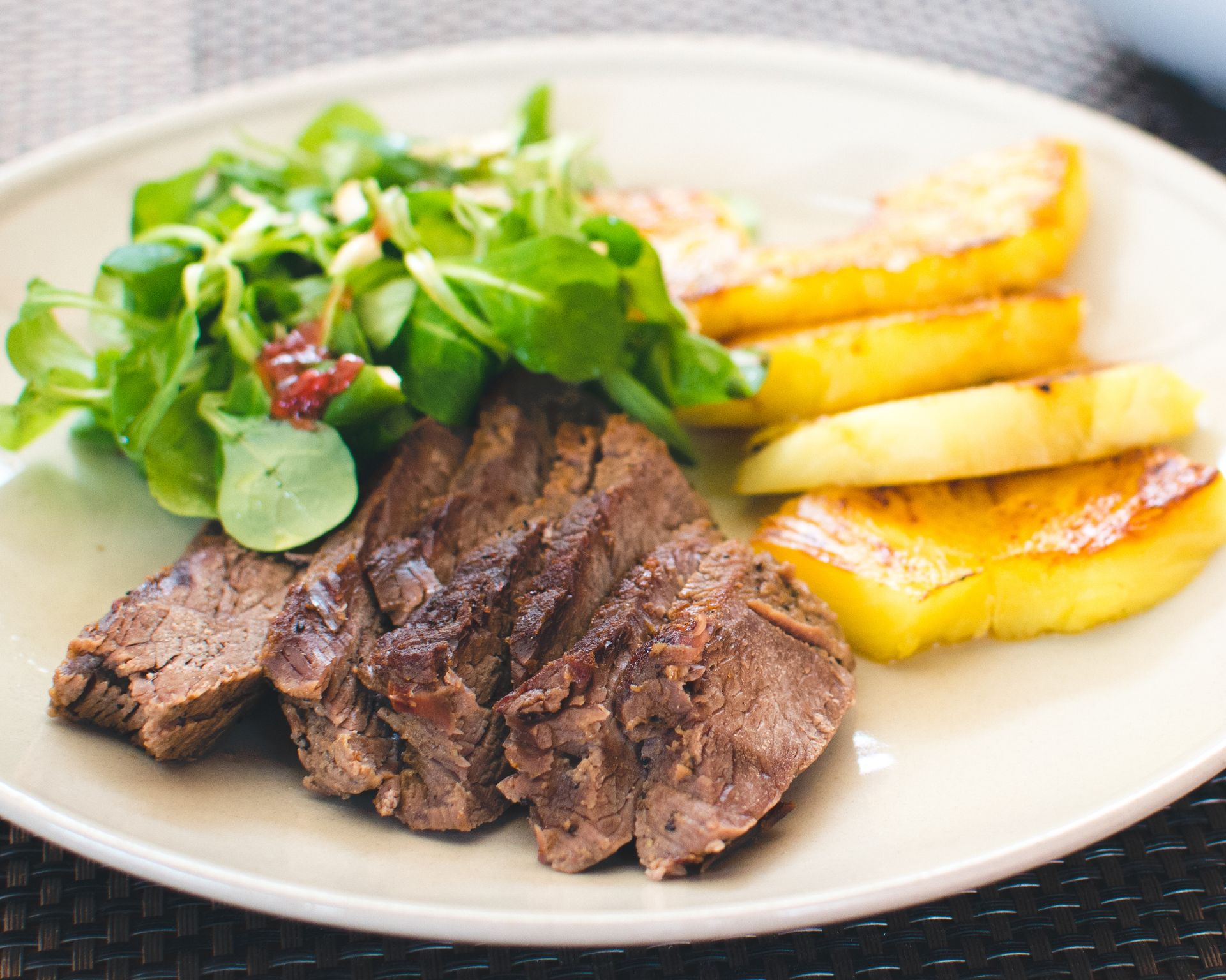 Recept na pečené hovädzie s grilovaným ananásom