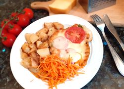 Mäso s paradajkou, mozzarellou, opekané zemiaky a strúhaná mrkva