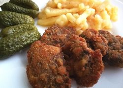 Recept na vyprážanú kuraciu pečeň s varenými zemiakmi a kyslými uhorkami