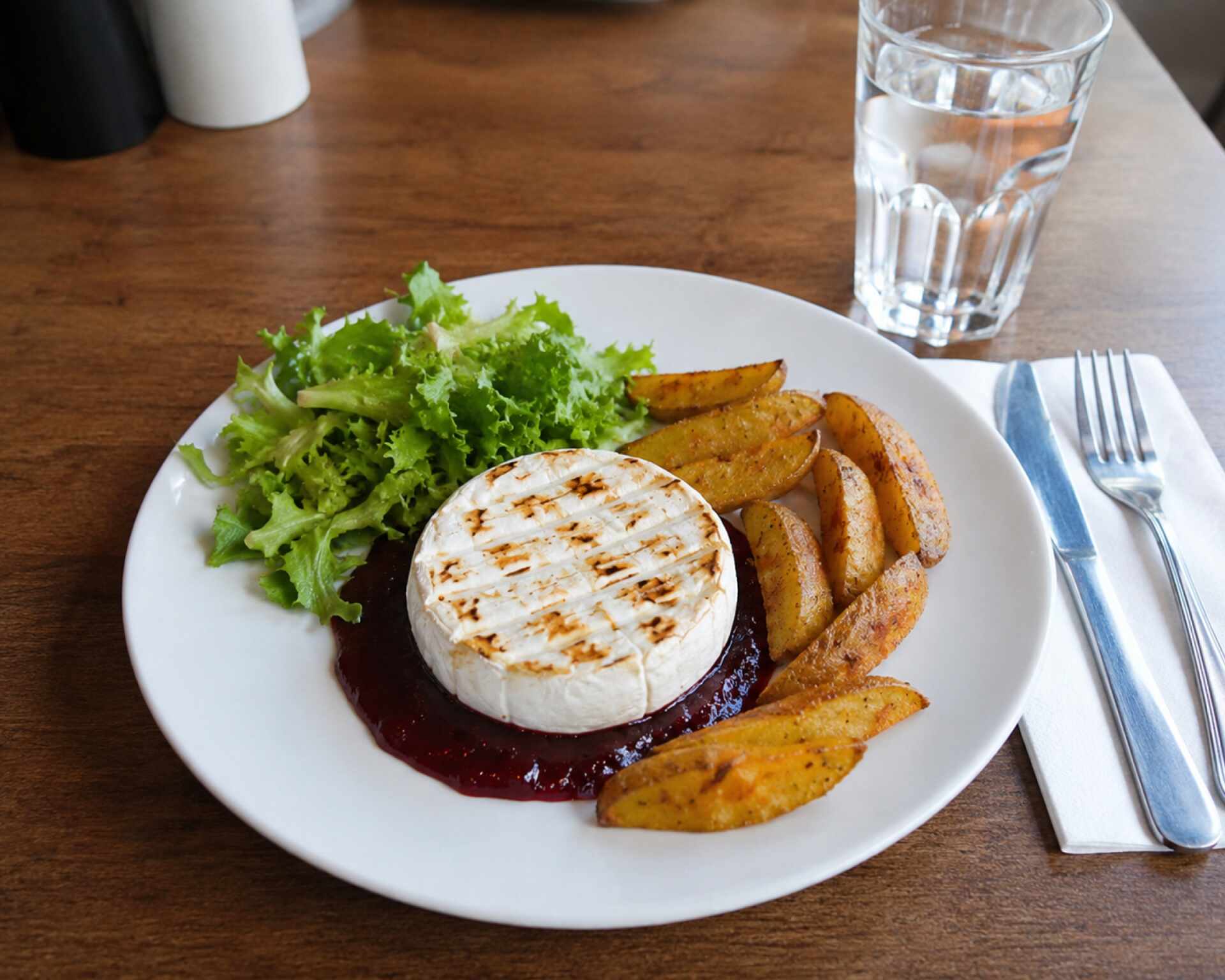 Recept na grilovaný syr s omáčkou, opekanými zemiakmi a šalátom
