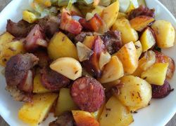 Pečená klobása, zemiaky a slanina