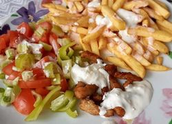 Recept kuracie mäso s hranolkami a zeleninou na tanieri