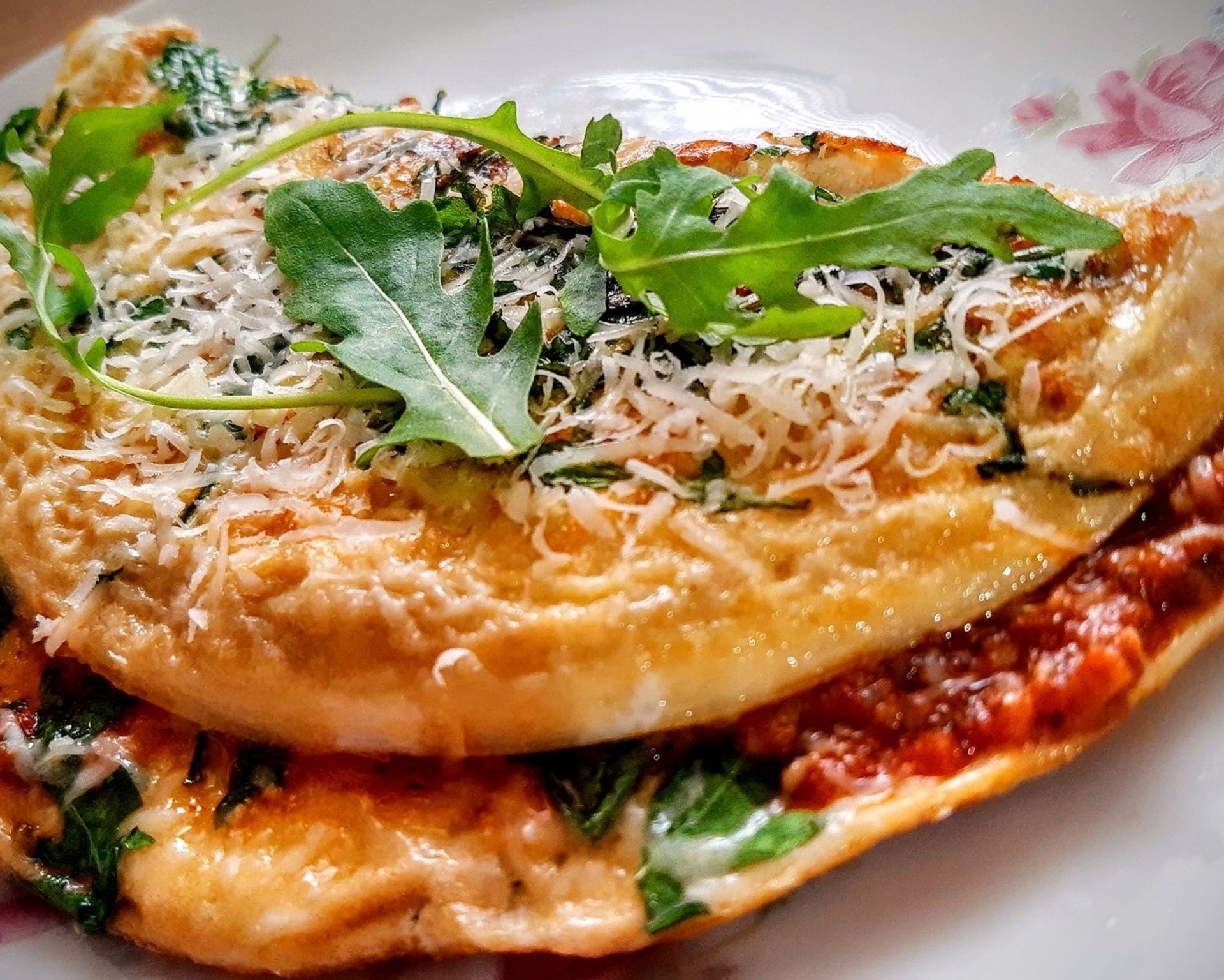Recept omeleta preložená napoly s paradajkami, rukolou a syrom