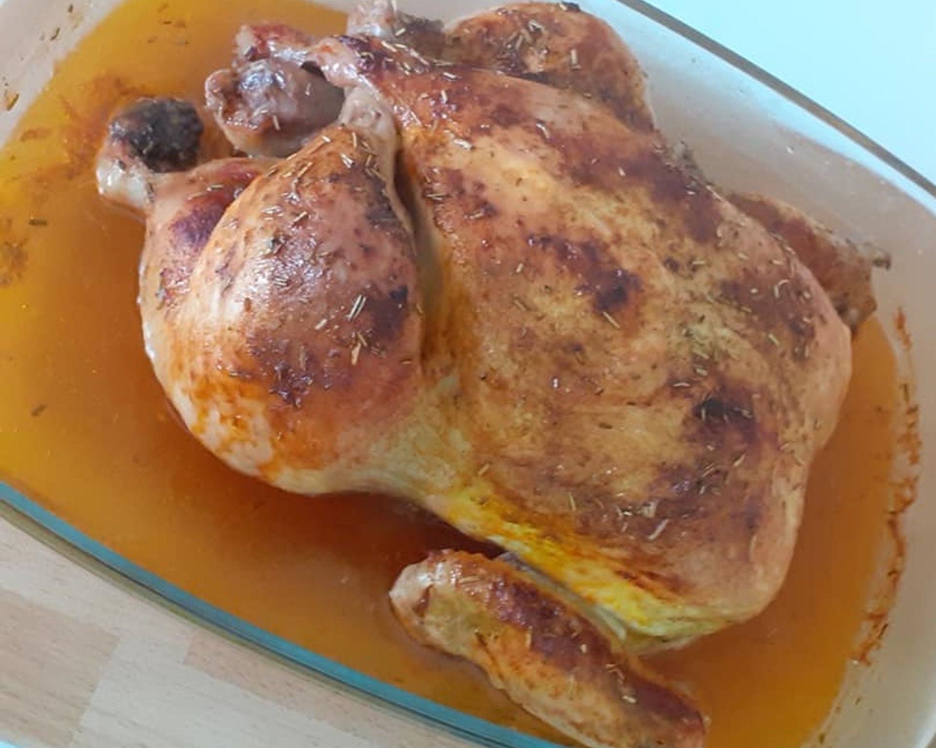 Recept pečené šťavnaté kura celé v zapekacej mise s výpekom
