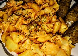 Recept zemiaky s fliačkami, cibuľou a kyslými uhorkami