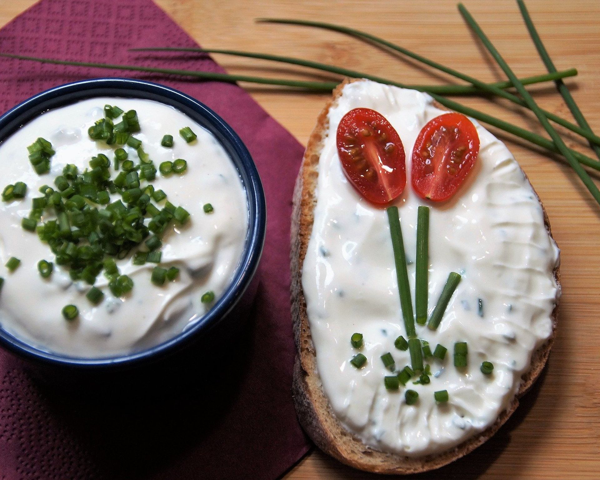 Recept syrovo-smotanová nátierka s cesnakom a pažítkou na chlebe