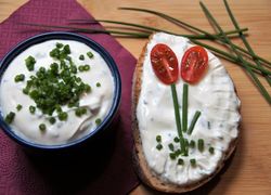 Recept syrovo-smotanová nátierka s cesnakom a pažítkou na chlebe