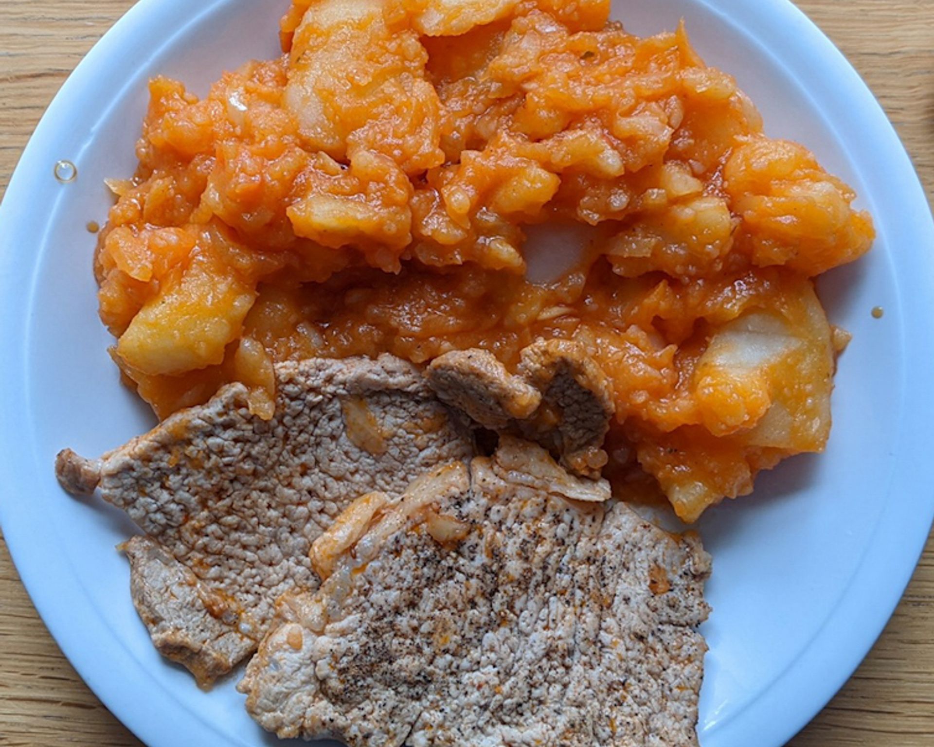 Mäso a zemiaky s paprikou na tanieri - recept na belehradské rezne