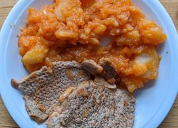 Mäso a zemiaky s paprikou na tanieri - recept na belehradské rezne