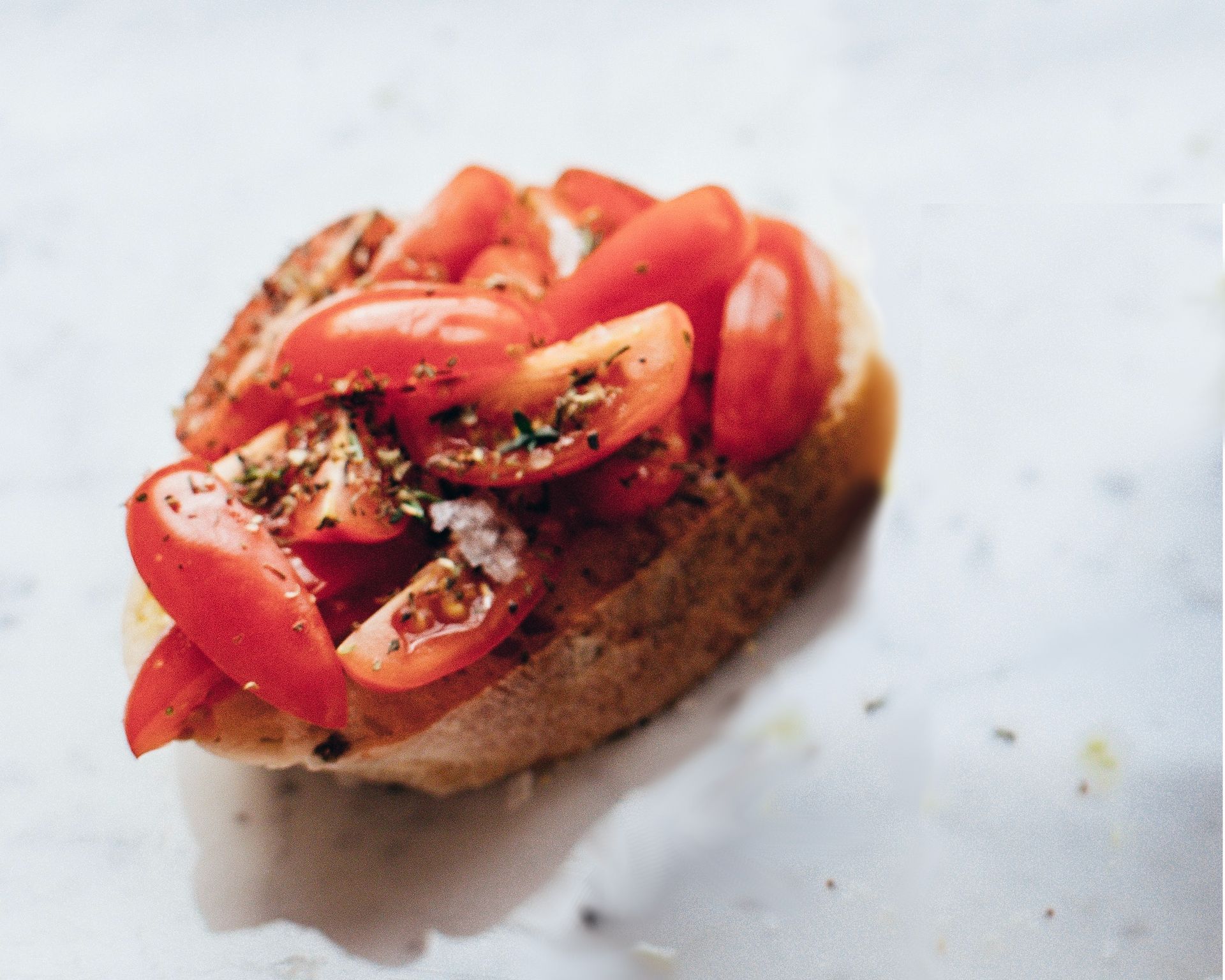 Na olivovom oleji opečený chlebík s paradajkami a korením