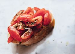 Na olivovom oleji opečený chlebík s paradajkami a korením