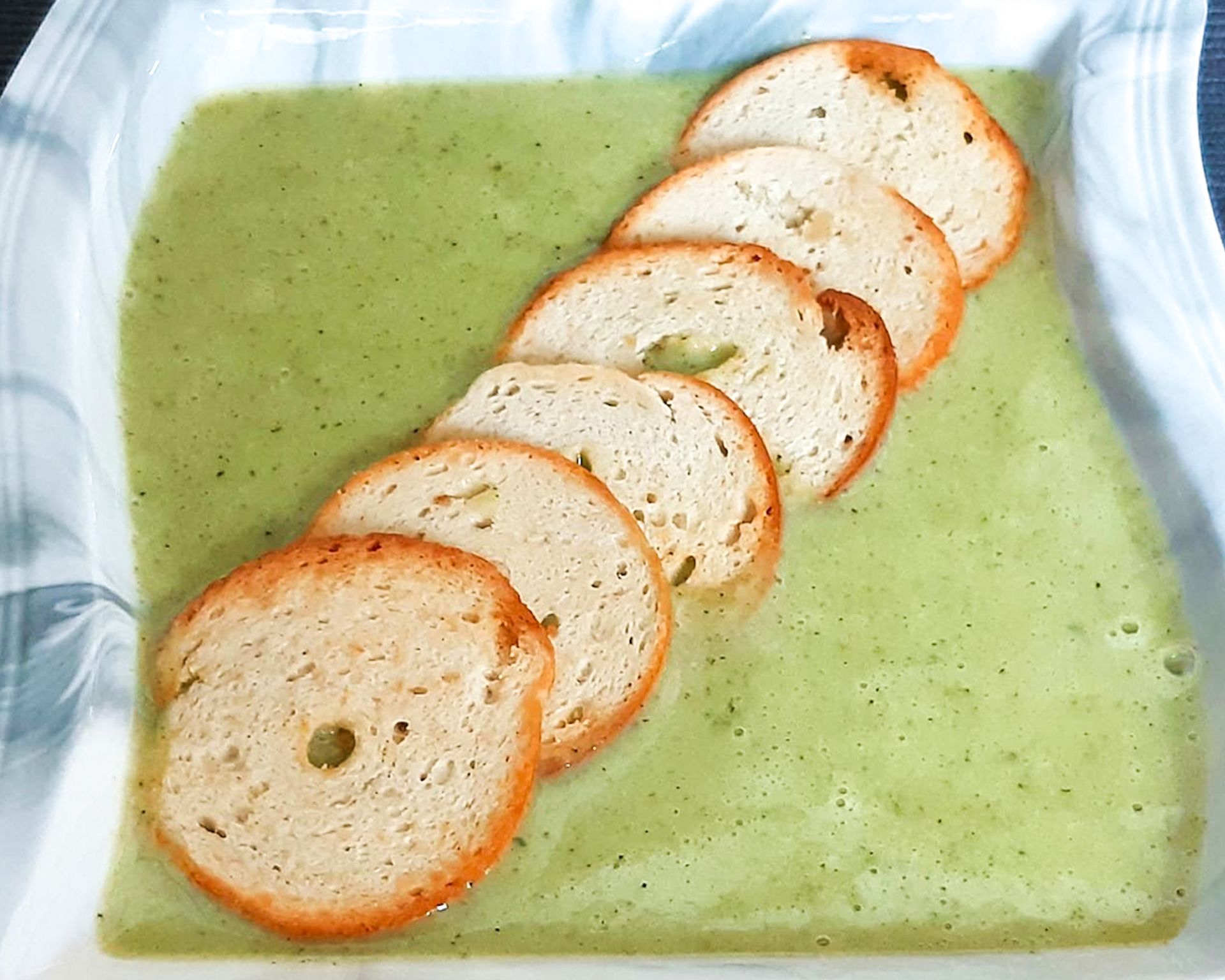 Krémová polievka z brokolice s opraženými krúžkami chleba