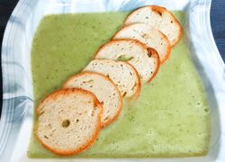 Krémová polievka z brokolice s opraženými krúžkami chleba