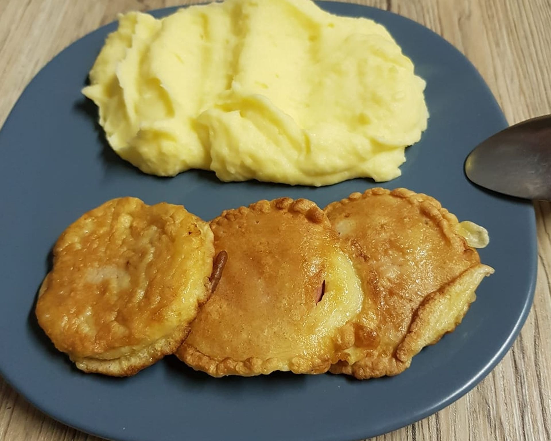 Na modrom tanieri saláma diétna v cestíčku a zemiaková kaša recept, saláma jemná