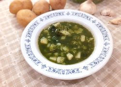 Tanier plný zelenej brokolicovej polievky so špenátom a zemiakmi