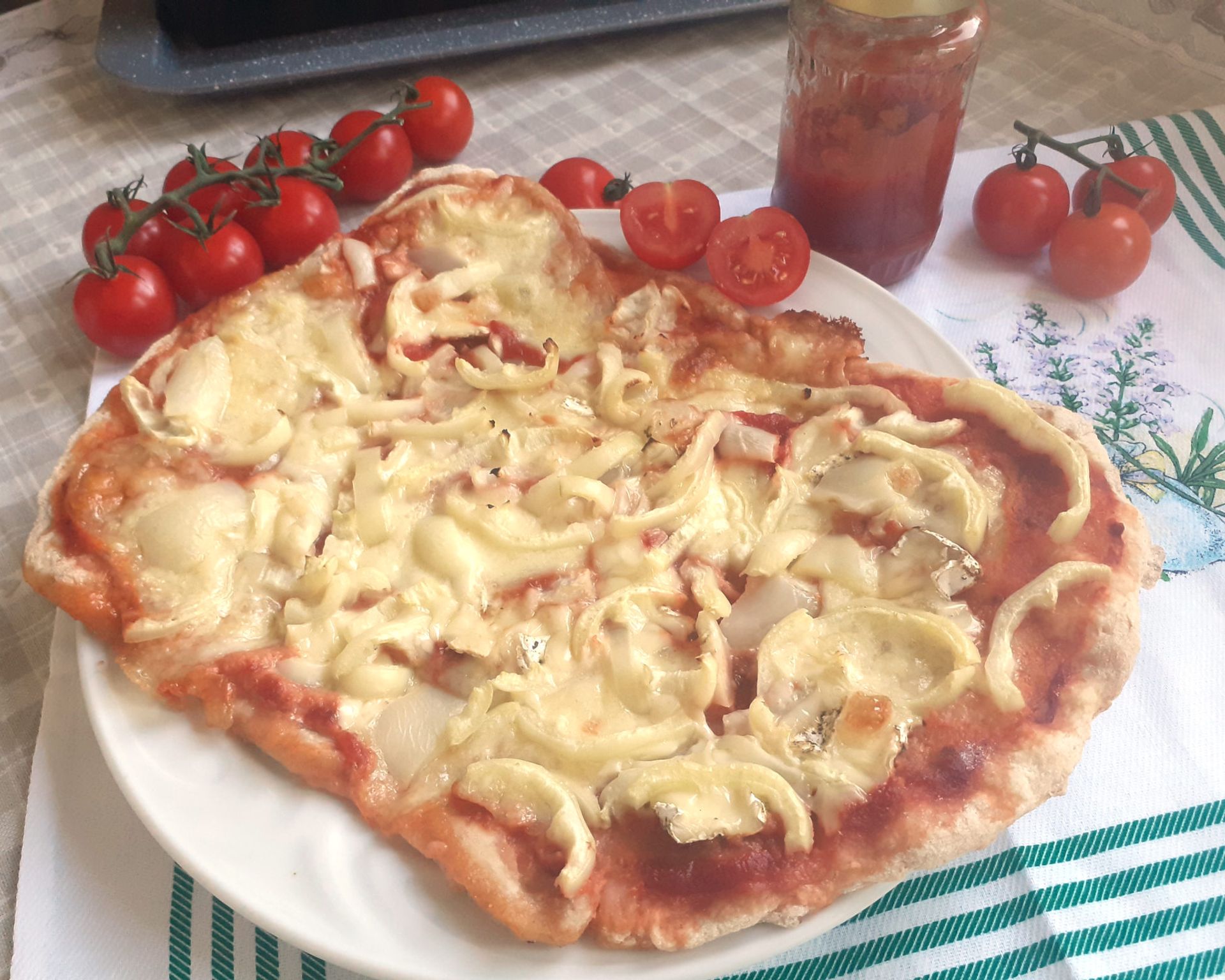 Obdĺžniková pizza syrová s domácim kečupom a paprikou, okolo paradajky