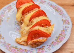 Kuracie mäsko s paradajkami a tvrdý syr na kvietkovanom tanieri